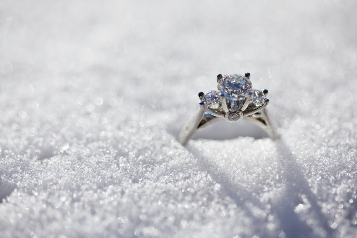 bachelor-alum-gets-engaged-after-picturesque-proposal-in-the-snow
