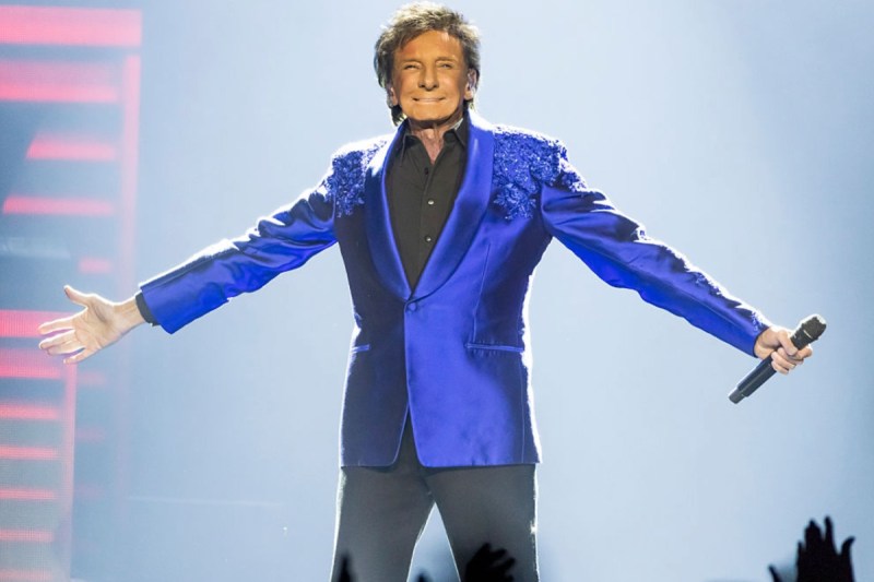 barry-manilow-announces-tour-dates-just-a-month-after-lung-cancer-diagnosis