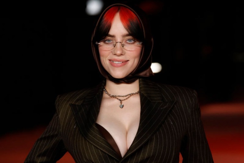 billie-eilish-stuns-in-casual-tank-top-photo-to-kick-off-2026