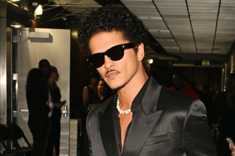 bruno-mars-4-word-message-has-fans-freaking-out