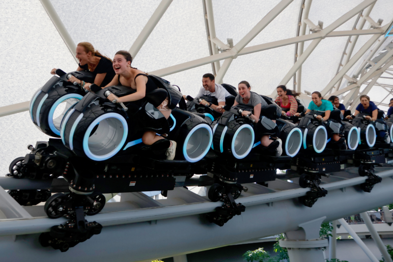 former-american-idol-judge-attempts-to-have-zero-emotion-while-on-shanghai-disneys-tron-ride