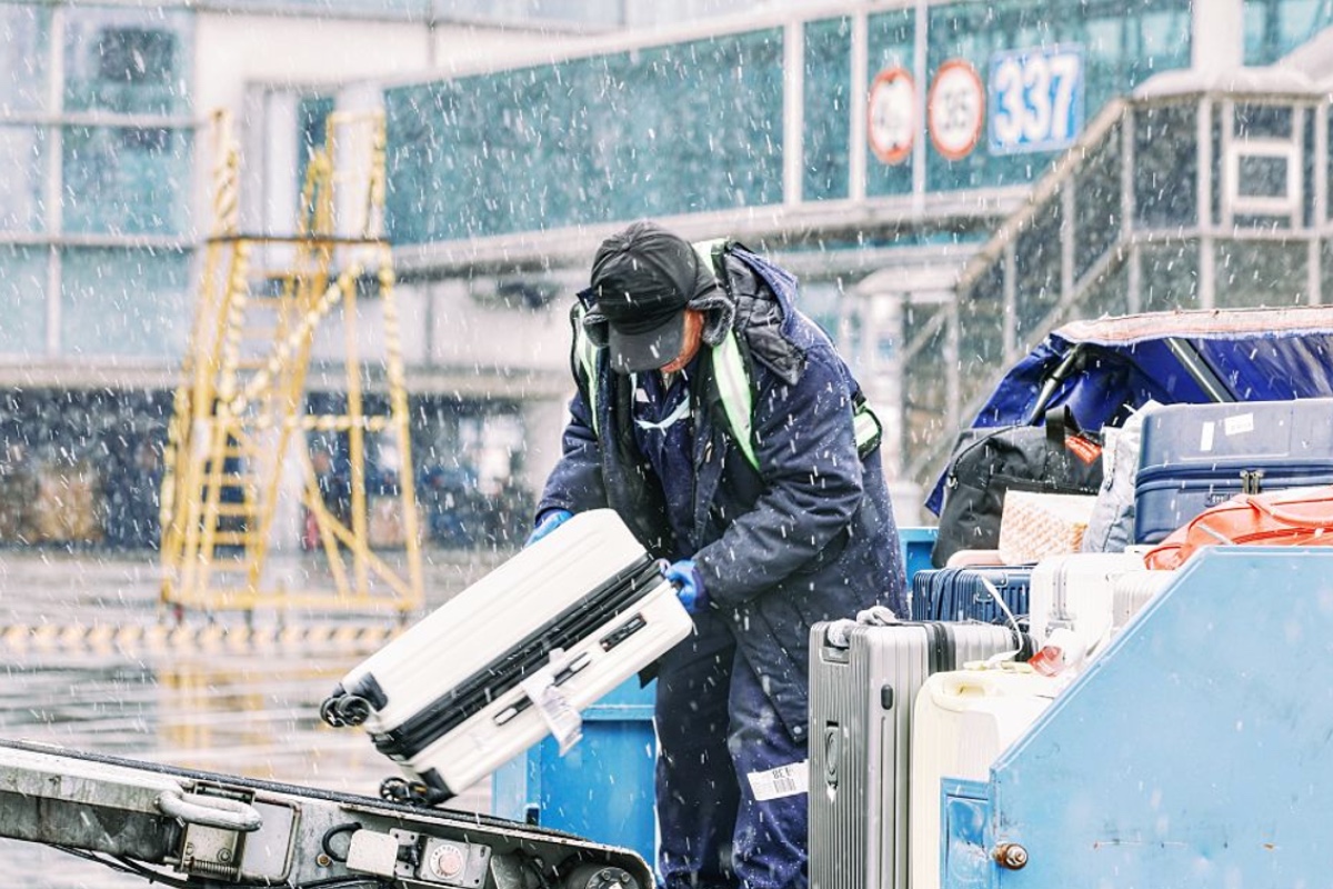 historic-winter-storm-causes-nearly-1300-flight-cancellations-across-40-states