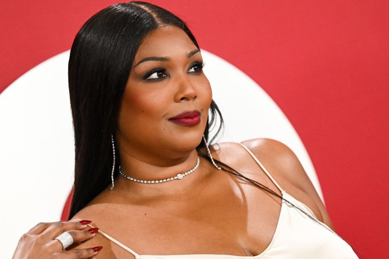 lizzo-flaunts-weight-loss-in-bold-swim-outfit