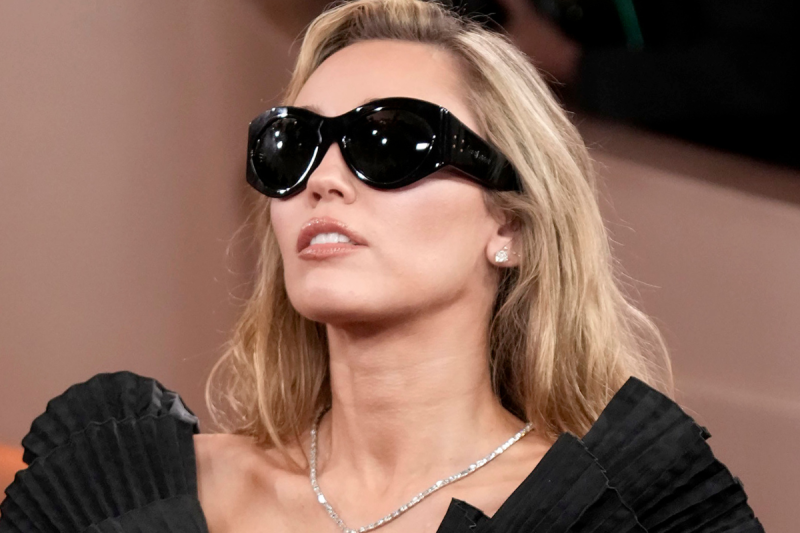 miley-cyrus-wows-in-all-black-golden-globes-look