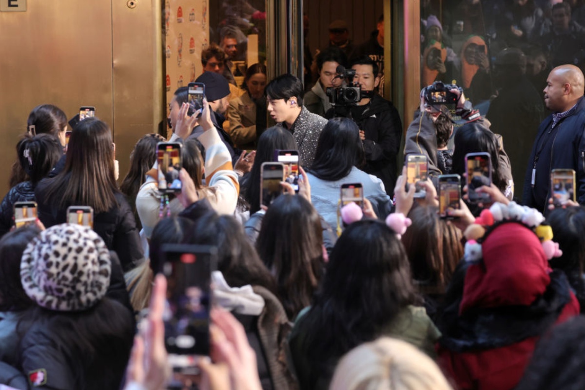 pop-superstars-rumored-to-be-dating-and-fans-are-getting-way-too-upset-about-it