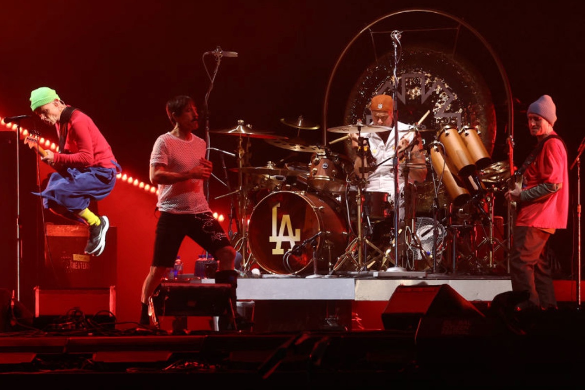 red-hot-chili-peppers-icon-to-release-1st-solo-album-announces-tour