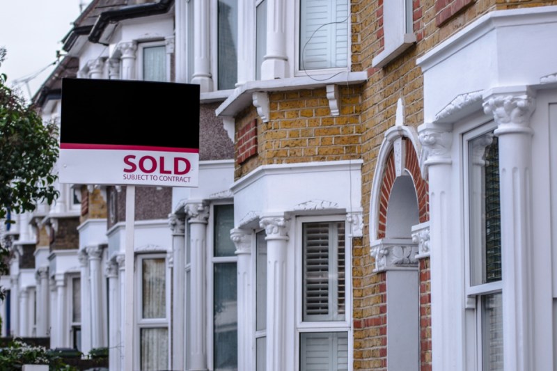 stranger-things-star-and-pop-singer-sell-nyc-pad-at-a-discount-amid-split