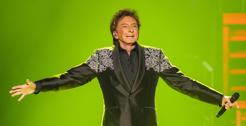 Barry Manilow Postpones More Concerts in Wake of Cancer Diagnosis
