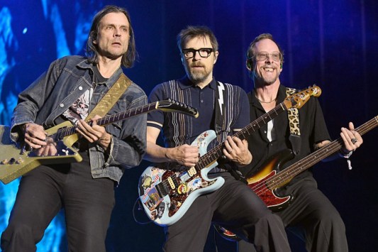 a-weezer-rocker-is-currently-going-through-a-big-divorce-what-to-know