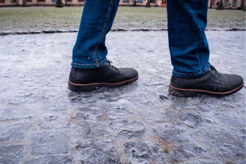 country-music-hall-of-famer-injured-in-ice-fall