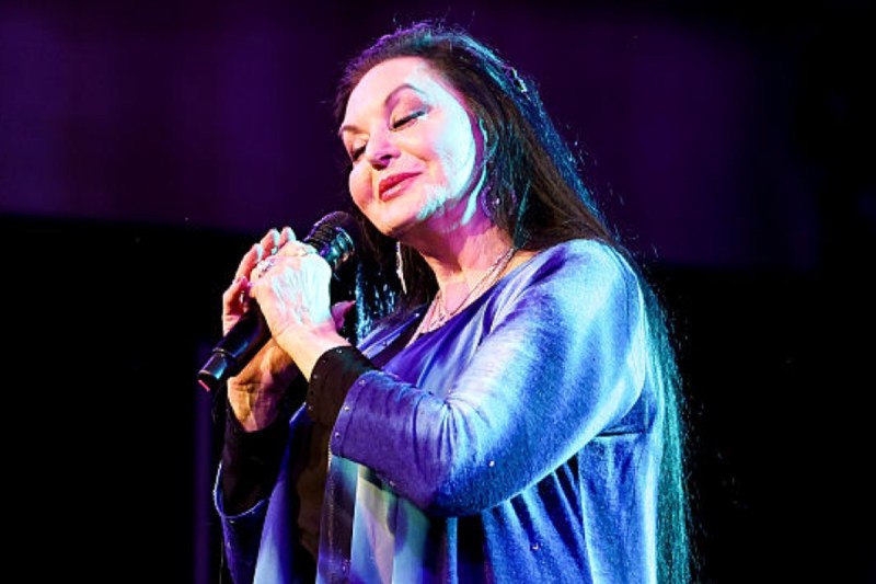 crystal-gayle-suffers-unfortunate-injury