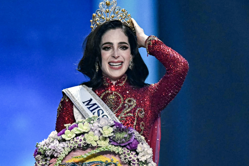 miss-universe-collapses-while-on-parade-float-during-festival-in-ecuador