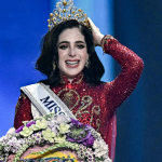 miss-universe-collapses-while-on-parade-float-during-festival-in-ecuador