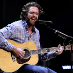 thomas-rhett-shares-upsetting-health-update