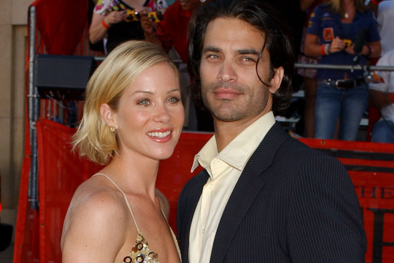 christina-applegate-reveals-wild-reason-why-she-knew-her-marriage-to-ex-johnathan-schaech-was-a-mistake
