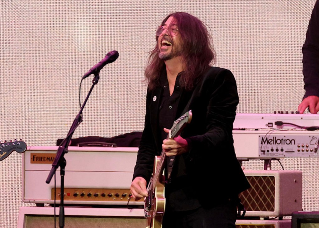 dave-grohl-serves-bbq-to-surprised-guests-at-la-backyard-bash