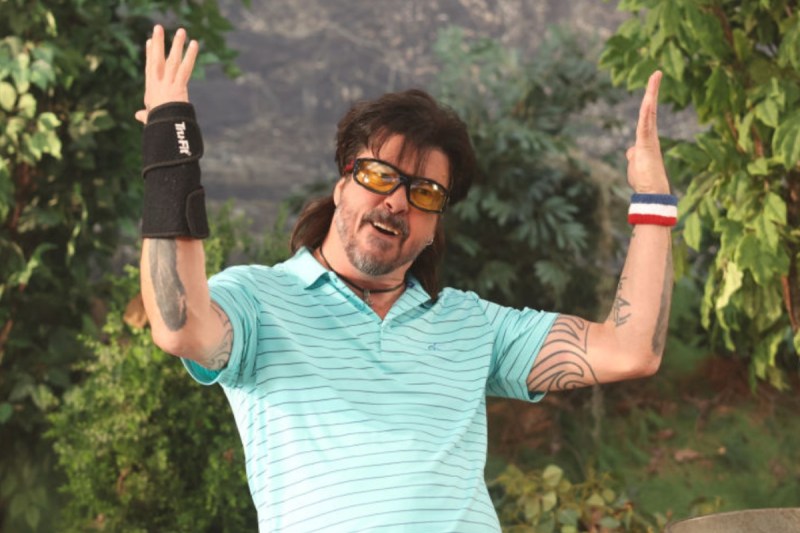 dave-grohl-serves-bbq-to-surprised-guests-at-la-backyard-bash