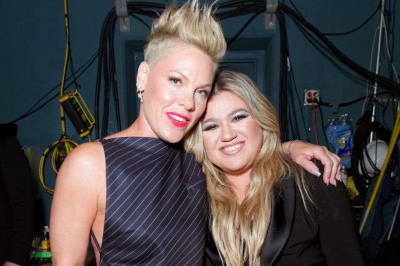 pink-eyed-as-possible-kelly-clarkson-replacement-on-daytime-talk-show