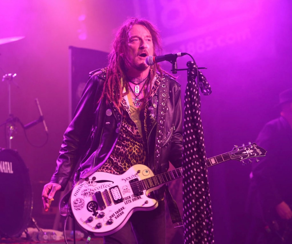 rockstar-diagnosed-with-cancer-refuses-treatment.