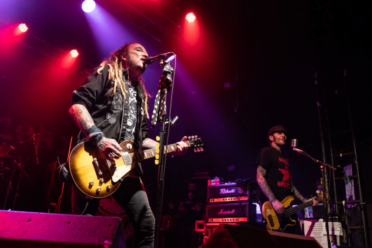 Rockstar Diagnosed With Cancer, Refuses Treatment