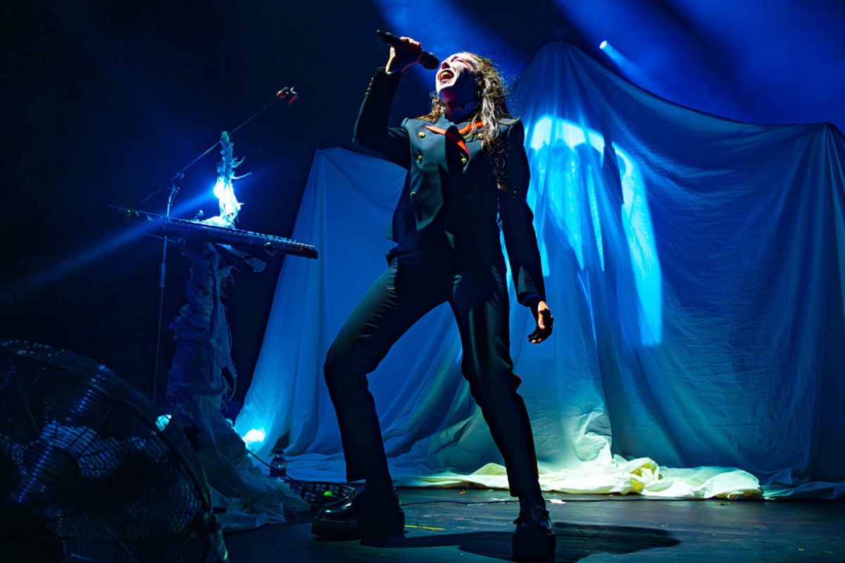 truly-sorry-pop-singer-cancels-tour-after-struggling-physically