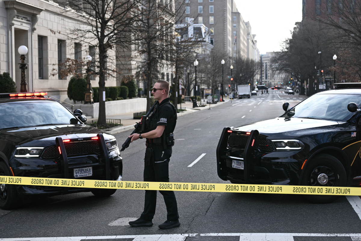 Washington DC Streets Closed After Van Crashes into Barricade Near White House