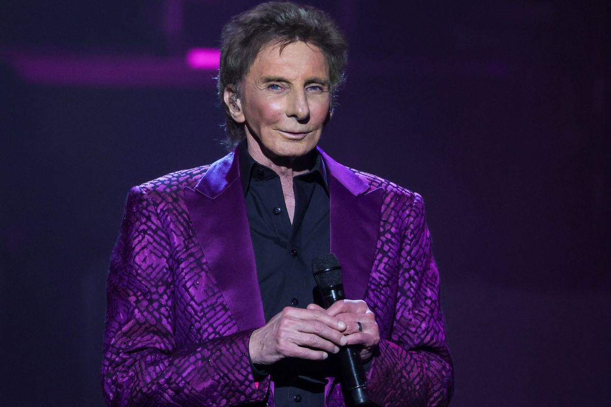 Barry Manilow Steps Out For the First Time Since Undergoing Lobectomy For Lung Cancer
