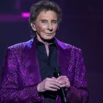 barry-manilow-steps-out-for-the-first-time-since-undergoing-lobectomy-for-lung-cancer