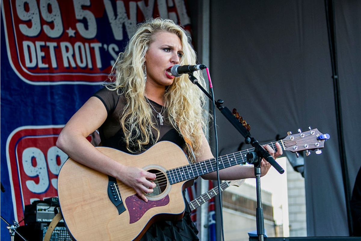 country-singer-songwriter-shares-new-photo-on-crutches