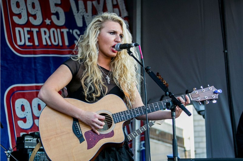 country-singer-songwriter-shares-new-photo-on-crutches