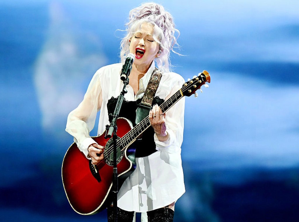 cyndi-lauper-slams-heckler-during-las-vegas-concert