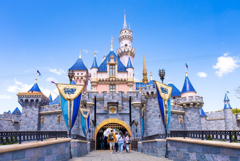 disneyland-bans-popular-accessory-from-top-rides-following-series-of-guest-behavior-incidents