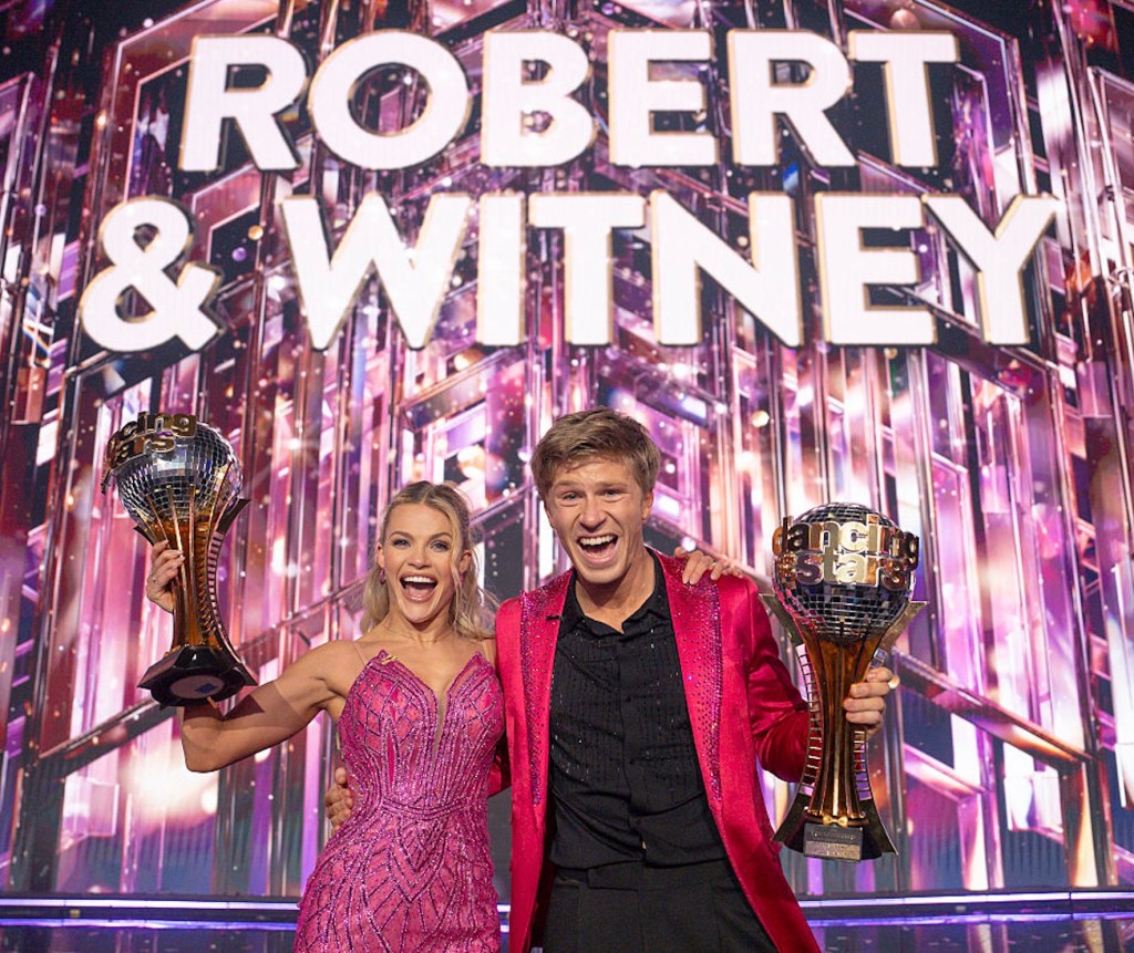 fan-favorite-celeb-to-host-new-dancing-with-the-stars-spinoff