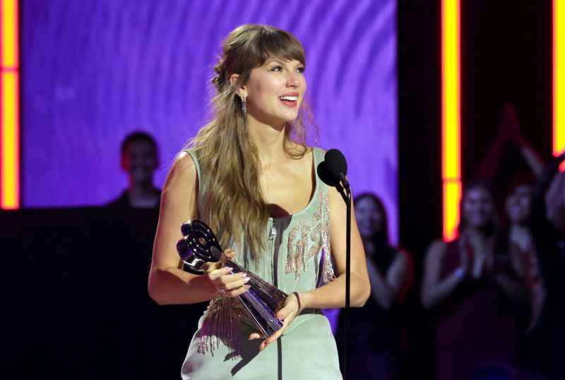 taylor-swift-hit-with-lawsuit