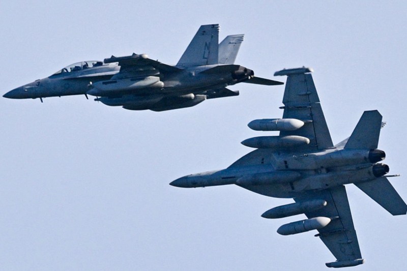 2-fighter-jets-collide-midair-during-air-show