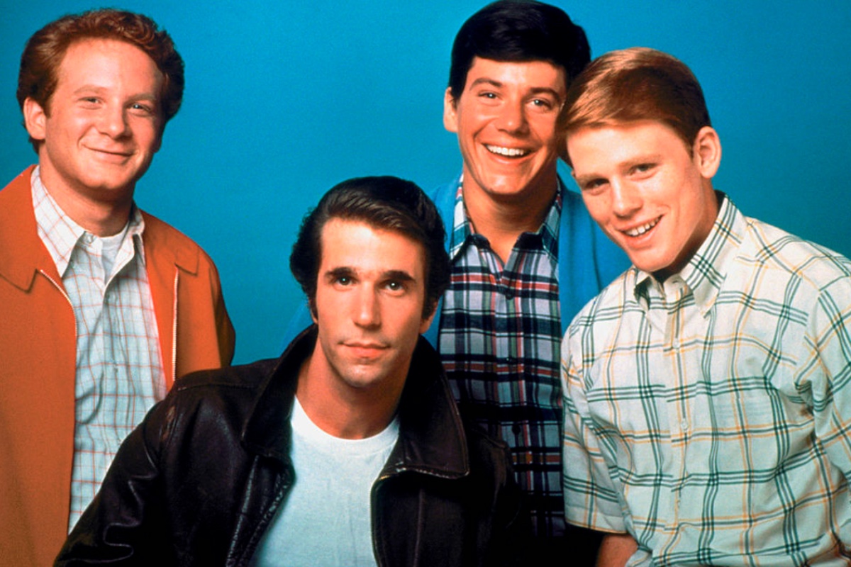 ‘Happy Days’ Star Reveals Cast Has a Group Text… And One Topic Is Off-Limits