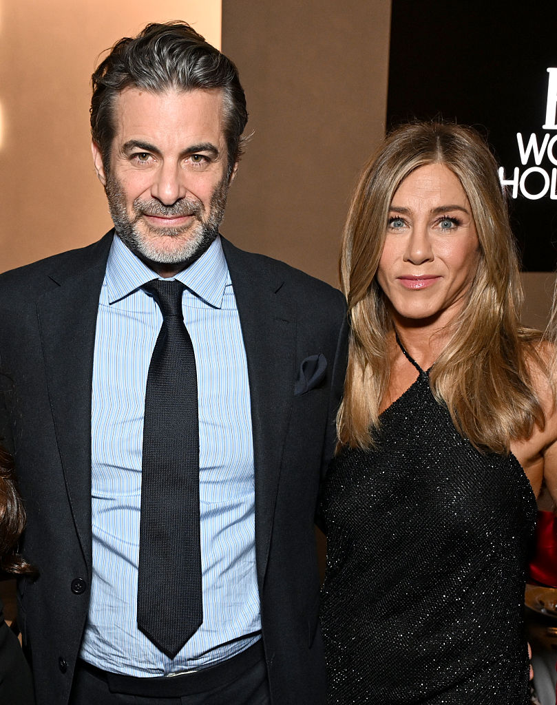 jennifer-aniston-shares-a-rare-sweet-kiss-with-her-boyfriend