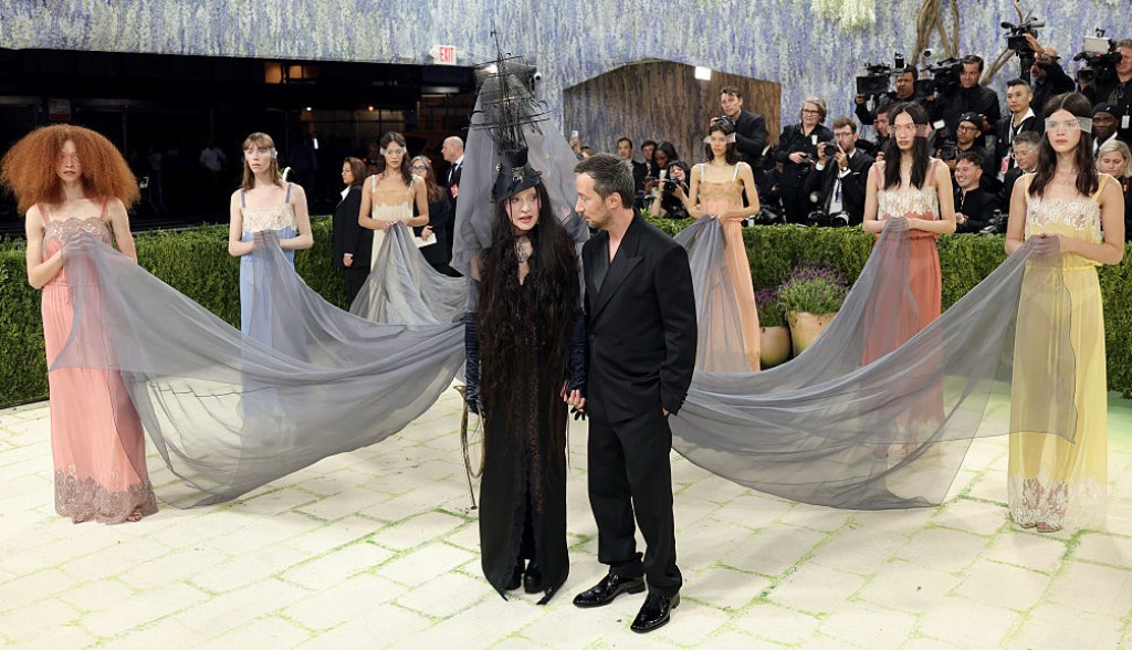 madonna-needed-7-people-to-hold-up-her-met-gala-dress-full