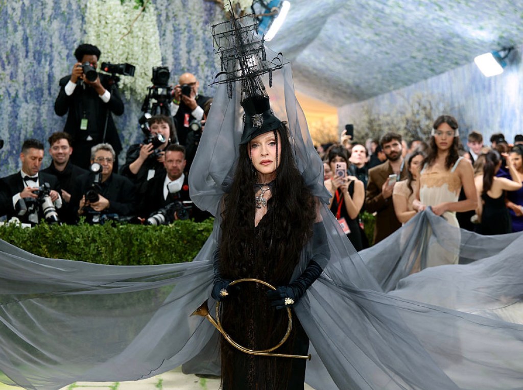 madonna-needed-7-people-to-hold-up-her-met-gala-dress