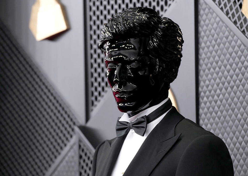 major-pop-star-shows-up-to-met-gala-covered-with-metal-mask