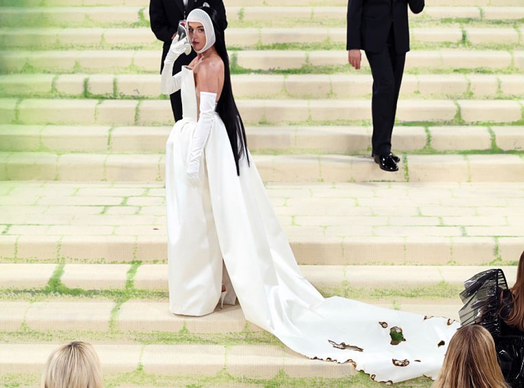 major-pop-star-shows-up-to-met-gala-covered-with-metal-mask