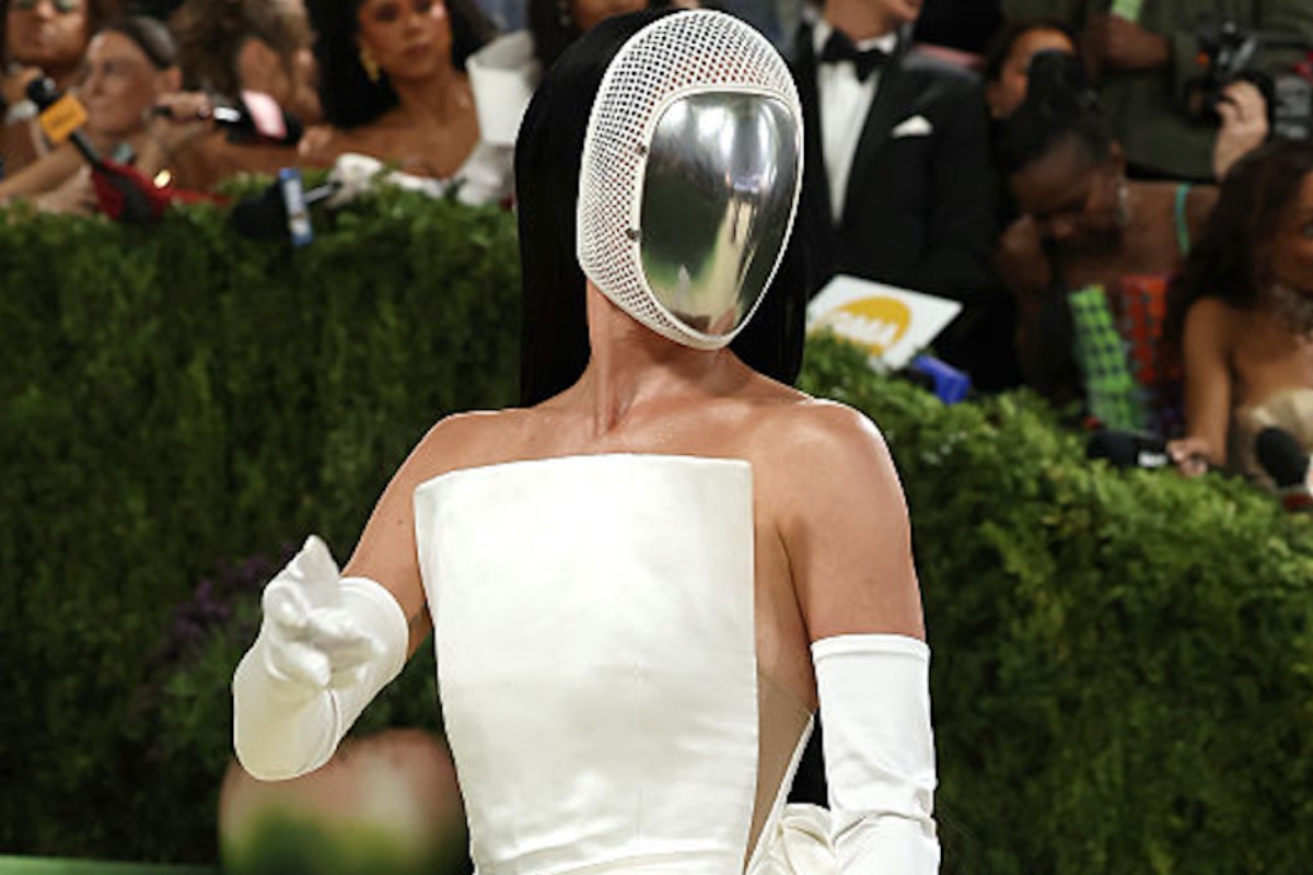 major-pop-star-shows-up-to-met-gala-covered-with-metal-mask