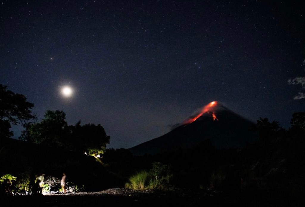 meteor-enters-atmosphere-near-erupting-volcano-in-incredible-footage
