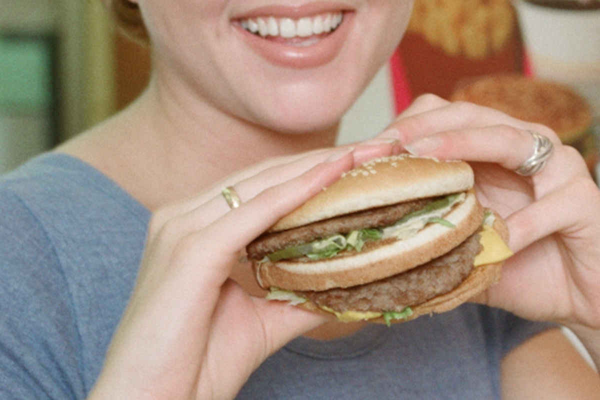 pop-star-mocked-for-pretending-to-eat-a-burger-for-mcdonalds-ad