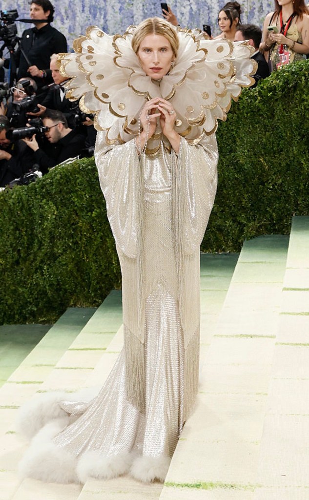 the-model-in-this-eyebrow-raising-met-gala-look-is-the-great-granddaughter-of-an-american-icon