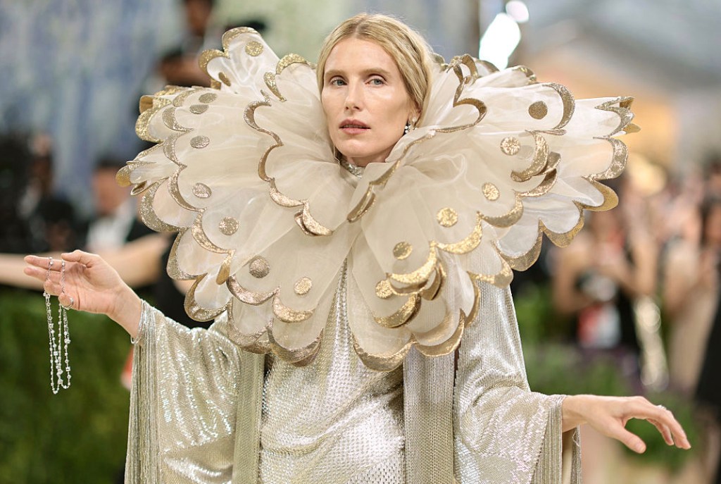 the-model-in-this-eyebrow-raising-met-gala-look-is-the-great-granddaughter-of-an-american-icon