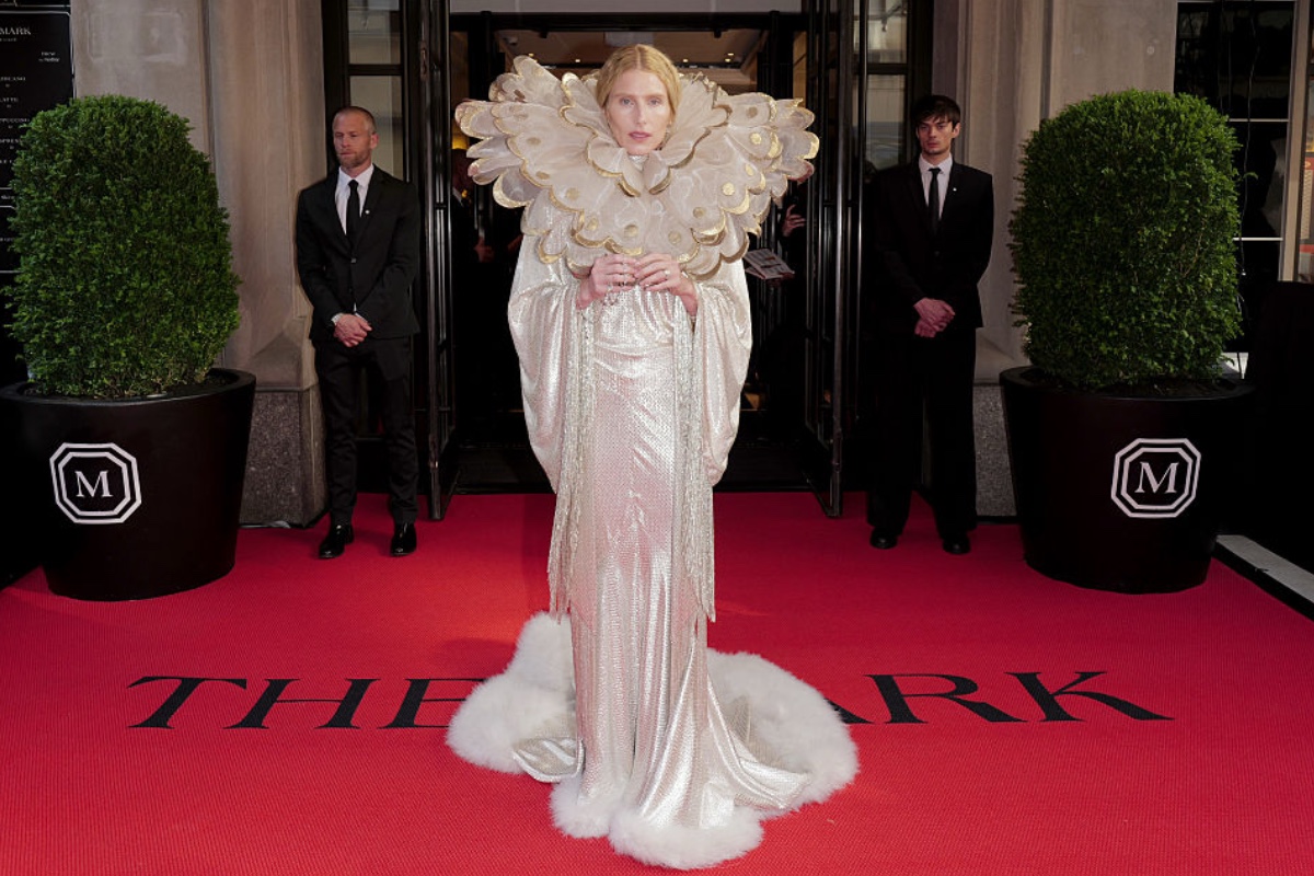 the-model-in-this-eyebrow-raising-met-gala-look-is-the-great-granddaughter-of-an-american-icon