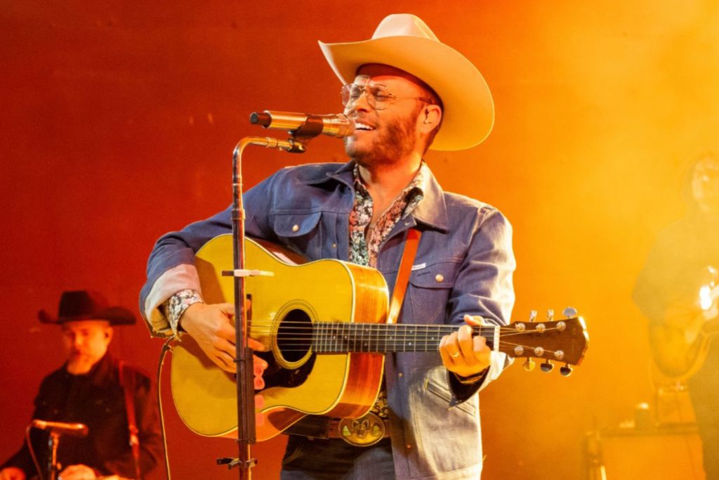 acclaimed-country-singer-in-some-legal-trouble