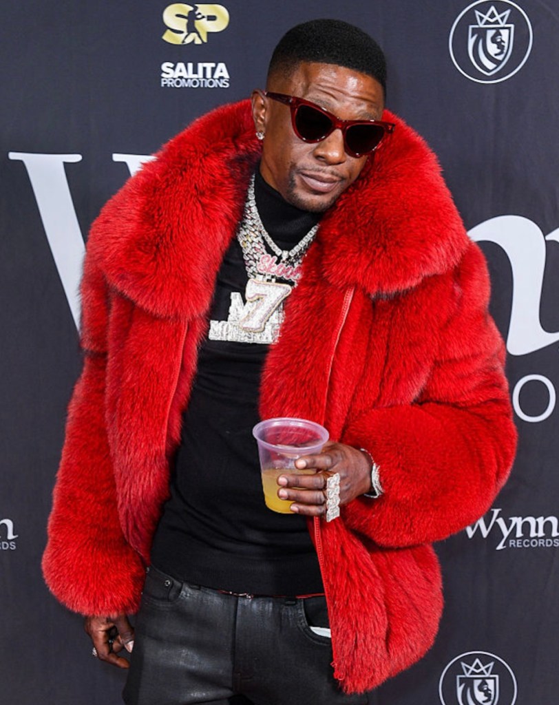 controversial-rap-legend-accused-of-smashing-hookah-on-bouncers-head