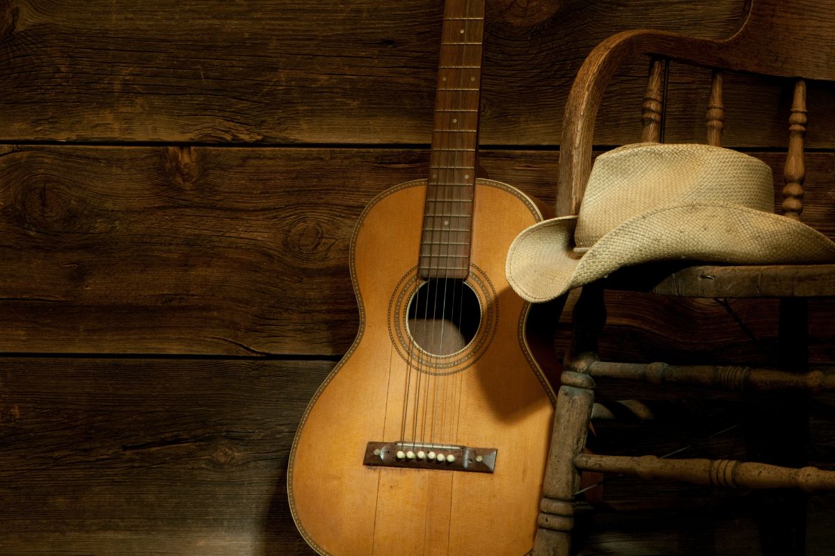 country-singer-hospitalized-after-farm-accident